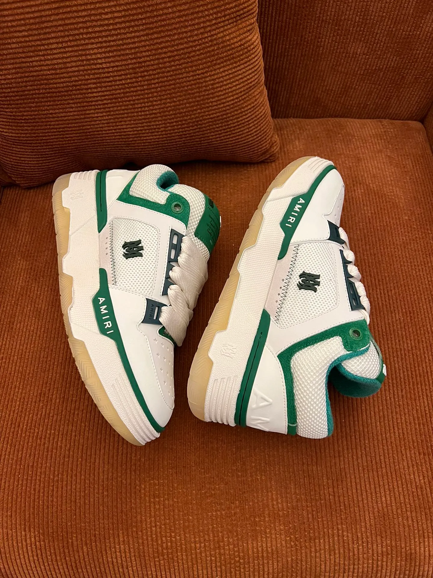 p620💰Men's shoes Amiri Emile's 2023 spring and summer new MA-1 bread shoes, couple models, casual sports shoes, sneakers Amiri gave up the rock punk style in the new season and used a large number of unsaturated colors, Morandi tones, whether you see or wear them, it will make people very happy. The large tongue of the bread shoes continues, shortens the length of the shoe body, thickens the midsole, and the toe part is more rounded. Amiri's brand letters and MA logo appear on the side of the shoe. Fabric: Original customized imported first-layer cowhide + mesh. Lining: Original customized breathable towel lining. Outsole. Foam combination material. Bottom thickness: 4CM. Size: Men's 39-45